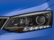 புதிய ஃபேபியாவின் ஹெட்லைட்டை கத்தரி போட்டு டீசராக வெளியிட்ட ஸ்கோடா