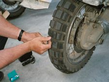 பெங்களூரில் டயர் பஞ்சர் பிரச்னைக்கு காரணமாக குற்றவாளி கைது!