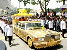 புருனே சுல்தான் தங்க லிமோ கார்... 'அத' மட்டும் கேட்டுடாதீங்க!!