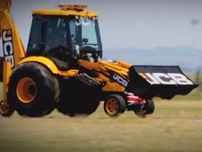 உலகின் அதிவேக மண் அள்ளும் எந்திரமாக வாகை சூடிய ஜேசிபி ஜிடி!