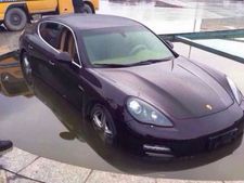 நிதானத்தை இழந்து செயற்கை தடாகத்தில் பாய்ந்த போர்ஷே கார்!