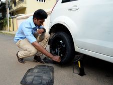 காரில் டயர் பஞ்சராகும்போது வீலை மாற்றுவது எப்படி? - வழிகாட்டு முறைகள்