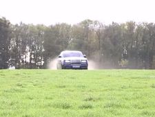 ஏன் இந்த கொலவெறி... ரோல்ஸ்ராய்ஸ் காரில் டிராக் ரேஸ்...!