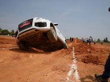 மகளிர் தின ஸ்பெஷல்: ஆடி கார்களில் ஆஃப்ரோடு வித்தைகளை கற்ற பெண்கள்!