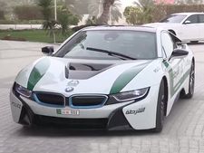 அடுத்து பிஎம்டபிள்யூ ஐ8 ஹைபிரிட் ஸ்போர்ட்ஸ் கார் வாங்கிய துபாய் போலீஸ்!