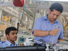 சென்னை பிஎம்டபிள்யூ ஆலையில் காரை அசெம்பிள் செய்த சச்சின் டெண்டுல்கர்!!