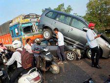 பஞ்சாபில் பயங்கரம்... கண்மூடித்தனமாக வந்து 2 கார்களை தூக்கிய டிரக்