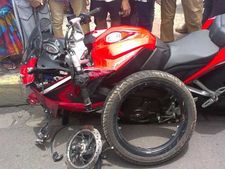 அலாய் வீல் உடைந்து விபத்தில் சிக்கிய பல்சர் ஆர்எஸ்200 பைக்!