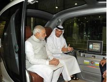 அபுதாபியில், டிரைவரில்லா காரில் வலம் வந்த பிரதமர் மோடி!