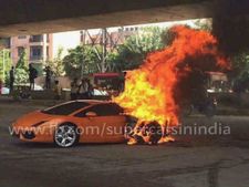 நடுரோட்டில் தீப்பிடித்து எரிந்த லம்போ கார்... டெல்லியில் பரபரப்பு!