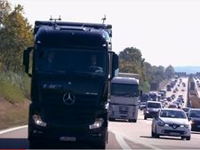 டிரைவர் உதவியில்லாமல் ஆட்டோபான் சாலையில் பயணித்த டெய்ம்லர் தானியங்கி டிரக்!