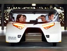 சிங்கிள் சார்ஜில் 1,496 கிமீ தூரம் பயணித்து புதிய சாதனை படைத்த 'சோலார்' கார்!