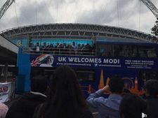 மோடி எக்ஸ்பிரஸ்... பிரதமர் மோடிக்கு இங்கிலாந்து வாழ் இந்தியர்களின் வித்தியாசமான வரவேற்பு!