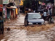 வெள்ளக்காடாக மாறிய சென்னையில் பாதுகாப்பாக கார் ஓட்டுவதற்கு சில வழிமுறைகள்