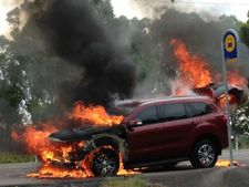 ஆஸ்திரேலியாவில் நடுரோட்டில் தீப்பிடித்து எரிந்த புதிய ஃபோர்டு எண்டெவர்... காரணம்?