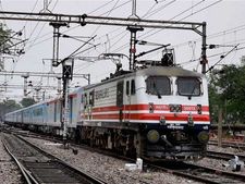 அடக்கொடுமையே... 28 வருஷத்துல இரண்டே நிமிடம் வேகம் கூடியிருக்கும் இந்தியாவின் அதிவேக ரயில்!