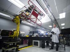 ஏவுகணைகளை தயாரிக்கும் ரோபோட்டுகள்... ரேதியோன் ஆயுத ஆலை!