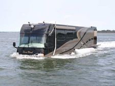 தரையிலும், தண்ணீரிலும் செல்லும் ஆம்பிபியஸ் சொகுசு பஸ்சில் ஒரு ரவுண்டு!