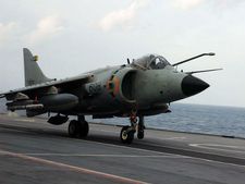 செங்குத்தாக மேலே எழும்பும் இந்திய கடற்படையின் போர் விமானம்!