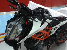 2017 கேடிஎம் டியூக் 390 பைக்கின் ஸ்பை படங்கள் வெளியாகியுள்ளது