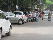 திறந்தவெளி மற்றும் சாலை ஓரத்தில் காரை பார்க்கிங் செய்வோர் மனதில் வைக்க வேண்டிய விஷயங்கள்!