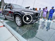 2 டன் வால்வோ காருக்கும் அசங்காத கண்ணாடி பாலம்... !!
