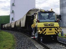 மெர்சிடிஸ் பென்ஸ் நிறுவனத்தின் புதிய யூனிமாக் ரோடு ரயில் டிராக்டர் அறிமுகம்!