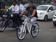 சாலை நடுவில் சாவகாசமாக சைக்கிள் பவனி... மீண்டும் சர்ச்சைக்குள்ளான சல்மான்...
