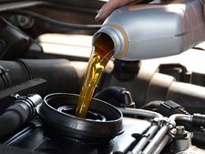 சிந்தெட்டிக் ஆயில் Vs சாதாரண ஆயில்: காருக்கு சிறந்தது எது?