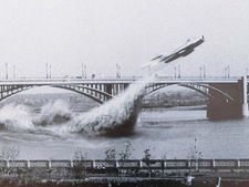 பாலத்திற்கு அடியில் மிக் விமானத்தை செலுத்திய துணிச்சலான போர் விமானி!