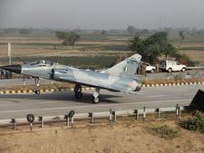 லக்ணோ- ஆக்ரா விரைவு சாலையில் 8 போர் விமானங்கள் தரையிறங்கும் அரிய நிகழ்வு!