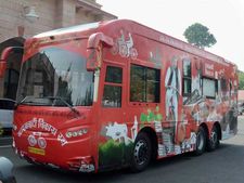 தேர்தல் பிரச்சாரத்திற்காக ரூ.5 கோடியில் பென்ஸ் பஸ் வாங்கிய உபி முதல்வர் அகிலேஷ்!