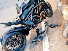  சாலை தடுப்பில் மோதி நொறுங்கிய டுகாட்டி சூப்பர் பைக்... மும்பை மாணவர் பரிதாப பலி!