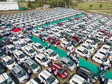 இந்த முறை 1,200 கார்களை ஊழியர்களுக்கு பரிசளித்த சூரத் வைர வியாபாரி!