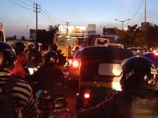 தீவிரவாதிகளின் தாக்குதலிலிருந்து பெங்களூரை காப்பாற்றிய டிராஃபிக் ஜாம்!