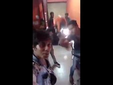ஷோரூமில் பைக்குகளை தவறாகக் கையாண்ட  கேடிஎம் ஊழியர்கள்!