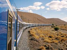 வளைவில் திரும்பும்போது ரயில்கள் கவிழாமல் செல்வதற்கான காரணம்?