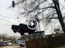 போலீசாரிடமிருந்து தப்ப காரை திருடி சாகசம் புரிந்த பலே திருடன்!