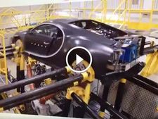 ரோபோ கைகளில் மாட்டி சிக்கித்தவித்த சிரோன் காரின் வைரல் வீடியோ