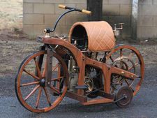 உலகின் முதல் மோட்டார் சைக்கிளின் மாதிரியை தயாரித்து அசத்திய சகோதர்கள்!