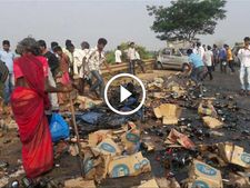 லாரி தலைகுப்புற கவிழ்ந்து விபத்து - அக்கம் பக்கத்து மக்கள் மகிழ்ச்சி ஆரவாரம்..!