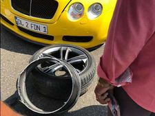 பென்ட்லி காரின் மானத்தை வாங்கிய போலி அலாய் வீல்... !!