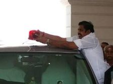 தன் காரின் சிவப்பு சுழல் விளக்கை தானே அகற்றிய முதல்வர் எடப்பாடி பழனிச்சாமி..!