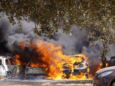 வெயிலுக்கு போர்த்தப்பட்டிருந்த கார் கவரால் தீயில் கருகிய சொகுசுக் கார்கள்!