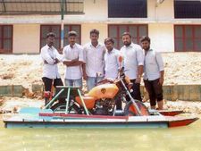 நீரிலும் நிலத்திலும் பயணிக்கும் மோட்டார்சைக்கிளை உருவாக்கி மாணவர்கள் சாதனை!