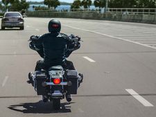 தானியங்கி எச்சரிக்கை வசதி, சமிக்ஞை விளக்குகளுடன் கூடிய ஸ்மார்ட் ஹெல்மெட் சாதனம் பற்றிய முழு தகவல்கள்