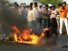 பைக் விபத்தில் சிக்கி உயிருக்கு போராடியவரை காப்பாற்றாமல் வீடீயோ எடுத்த ‘மனிதநேயமற்ற’ அரக்கர்கள்..!