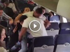 பயணிகளுக்கு இடையே விமானத்தில் ஏற்பட்ட கலவரத்தை சாதுர்யமாக கையாண்ட பணிப்பெண்..!