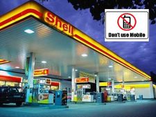 பெட்ரோல் பங்குகளில் ஏன் மொபைல் போன் பயன்படுத்தக்கூடாது என்பதை உணர்த்திய விபத்து..!!