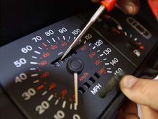 யூஸ்டு கார்களின் ஓடோமீட்டரில் தில்லுமுல்லு: கண்டுபிடிப்பது எப்படி?